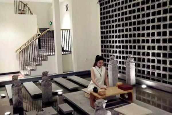 美女看客栈风水