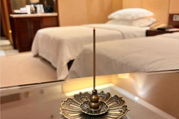 风水：结婚照为什么不能挂床头
