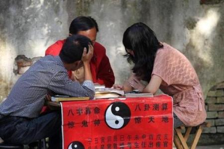 女子去算命，询问婚姻，算命先生：你的丈夫还没有出生
