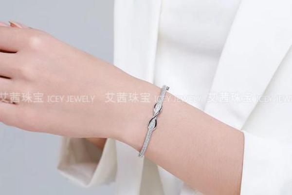 八字水多的女性适合佩戴哪些首饰呢